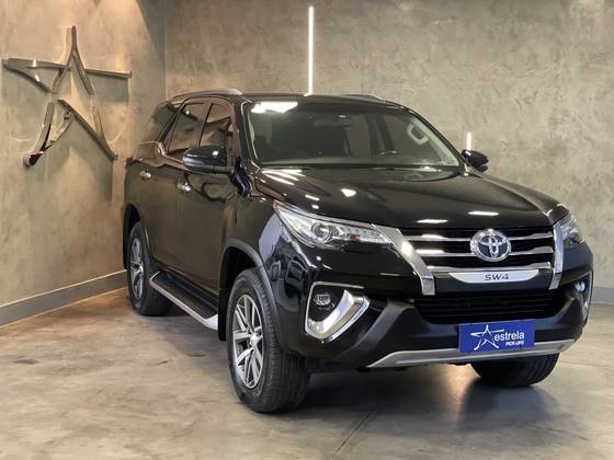 TOYOTA HILUX SW4 2.8 SRX 4X4 7 LUGARES 16V TURBO INTERCOOLER DIESEL 4P AUTOMÁTICO